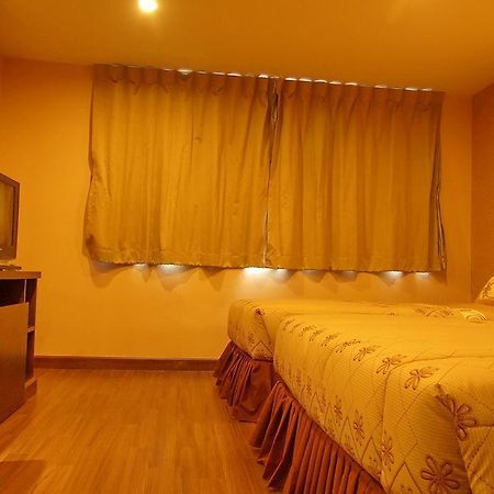 499 Hotel Ratchadapisek Bangkok Kültér fotó